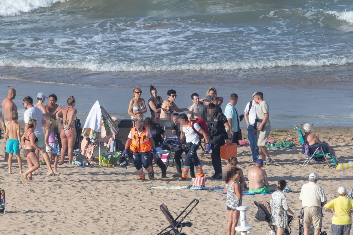 Un grupo de surferos rescató a un bañista en dificultades en la playa de La Mata de Torrevieja