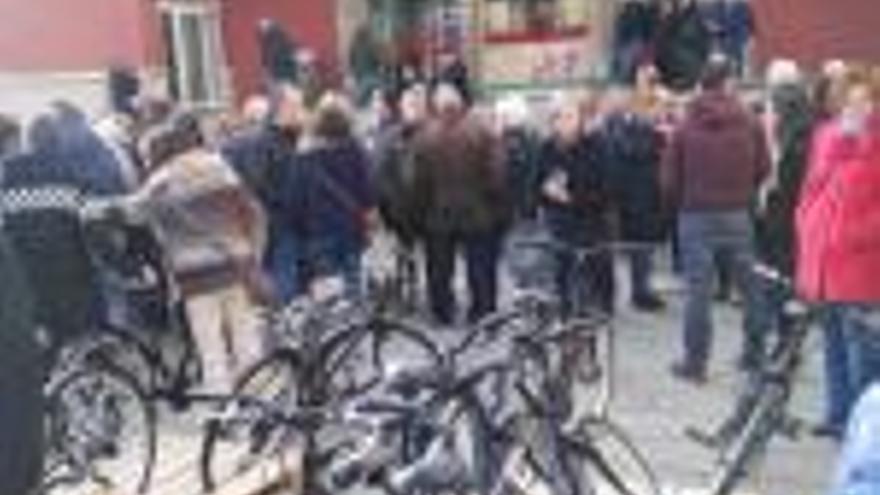 L&#039;entrega de les bicicletes, ahir, al Mercat del Lleó.