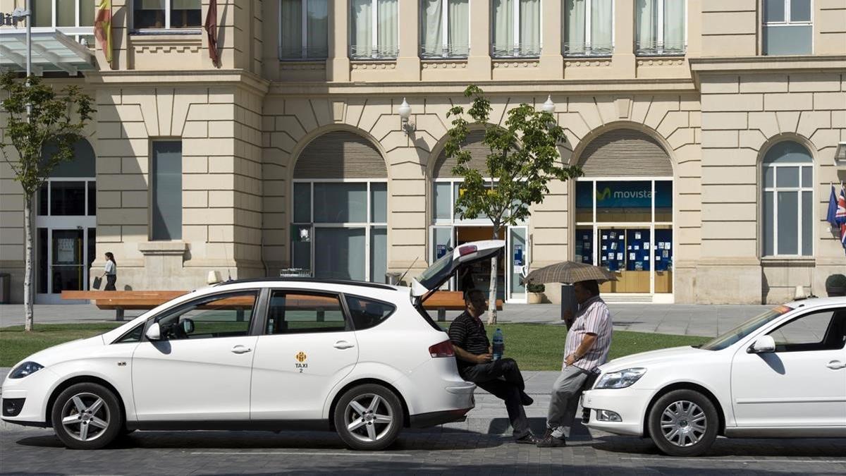 Taxis estacionados frente la estación de Renfe en Lleida