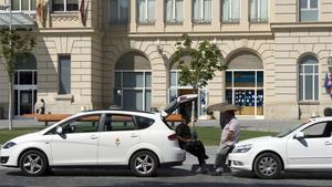 Taxis estacionados frente la estación de Renfe en Lleida.