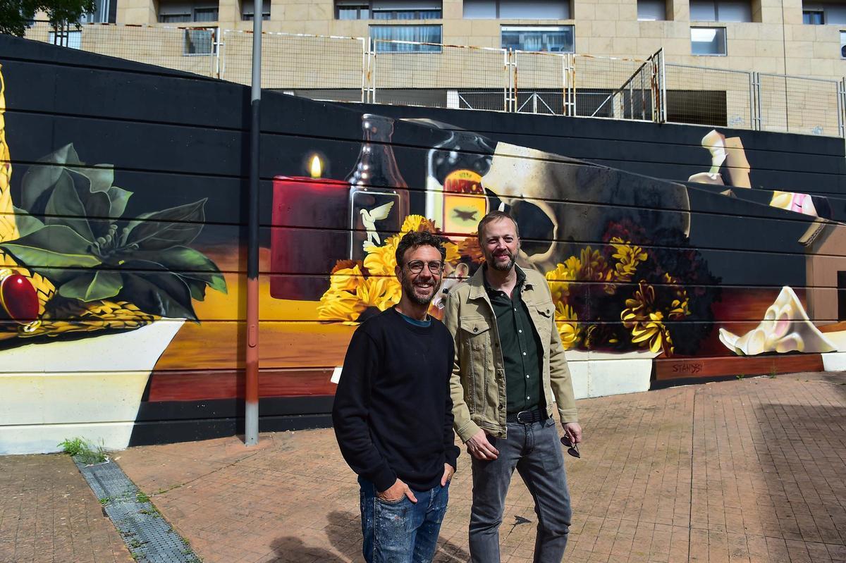 Fotogalería | Las primeras imágenes del macromural de Brea que unirá a Robe con Manolillo Chinato en Plasencia