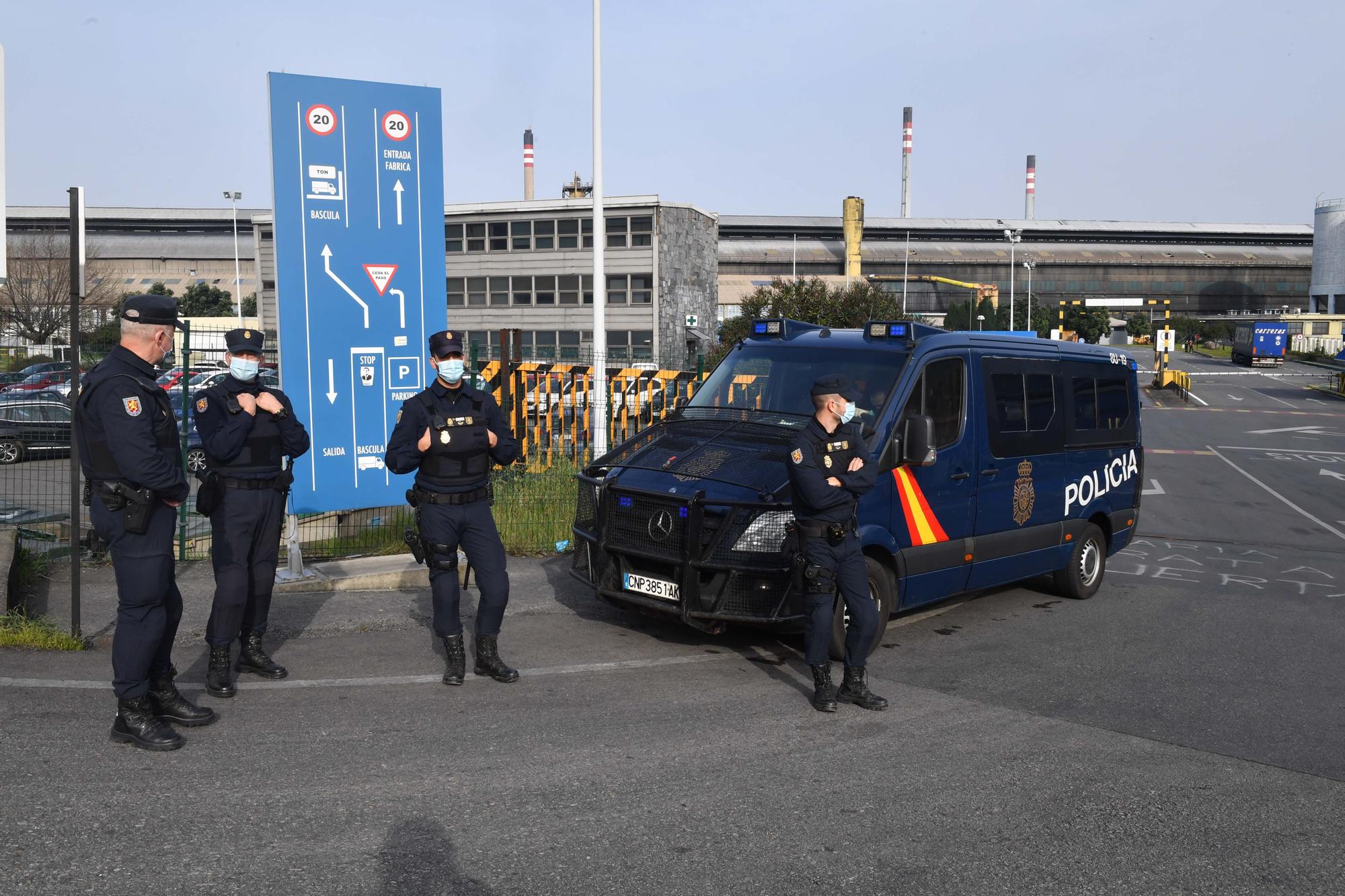 Registro policial en la fábrica de Alú Ibérica