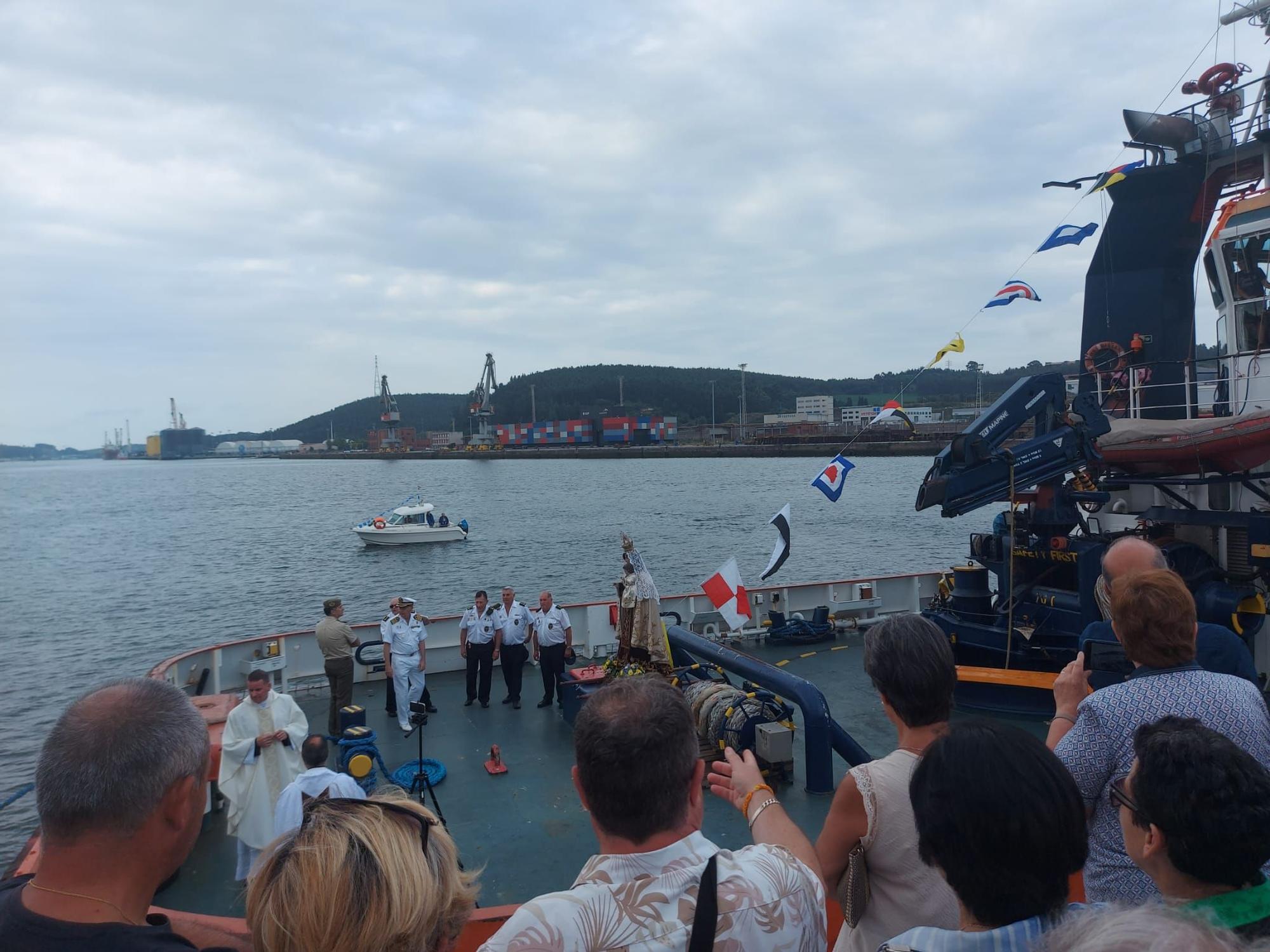 La virgen del Carmen bendijo las aguas de Avilés