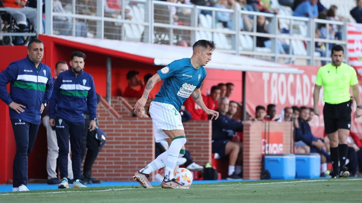 Christian Carracedo controla el esférico durante el encuentro ante el Algeciras.