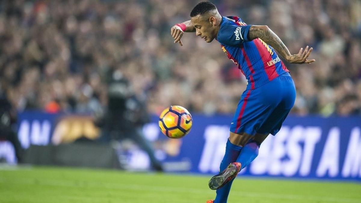 Neymar controla el balón en el Barça-Granada del Camp Nou.