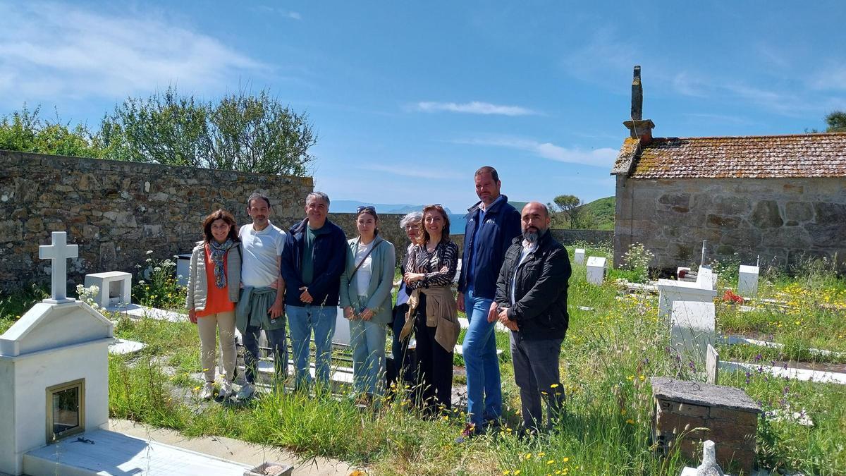 Representantes de la Xunta, Concello de Bueu y el párroco en el cementerio y capilla de Ons.