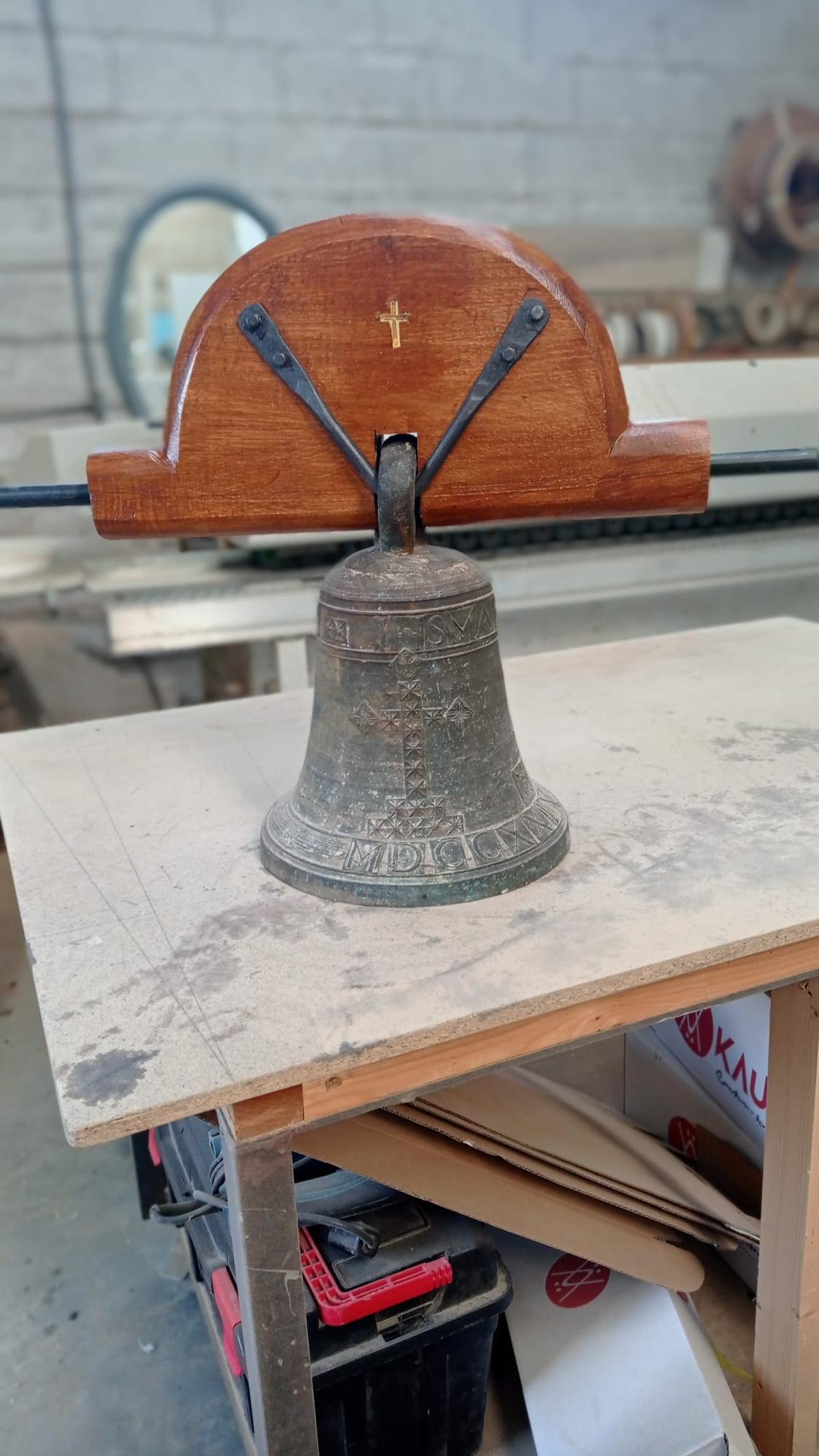La campana, antes de instalarla, cuando se le colocó el yugo de madera para instalarla.