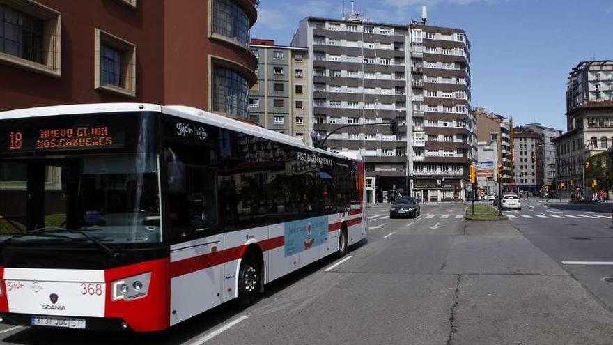 Un autobús de Emtusa, en el entorno de la plaza de Europa.