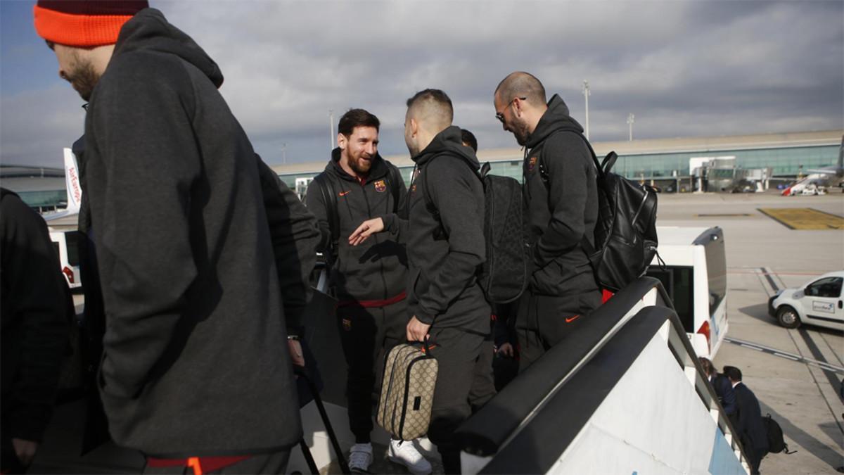 La expedición del FC Barcelona embarcando en el aeropuerto de El Prat camino de Londres para el duelo de la Champions 2017/18 frente al Chelsea