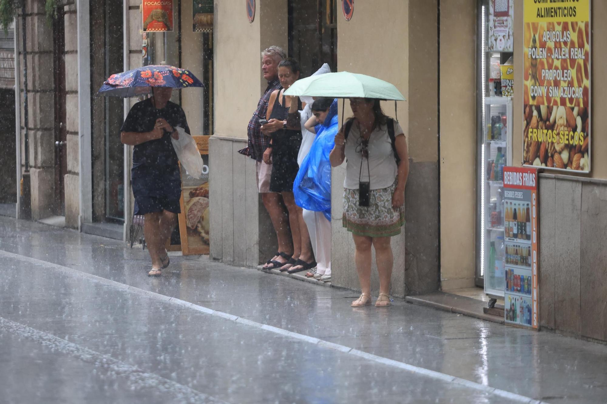 La lluvia cae con fuerza en el centro de València