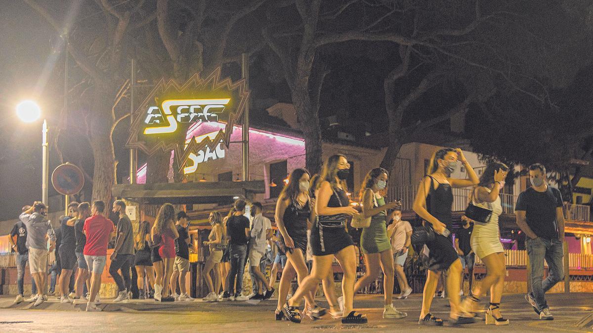 Grups de joves a la sortida d&#039;un local d&#039;oci nocturn a Platja d&#039;Aro. Foto d&#039;arxiu