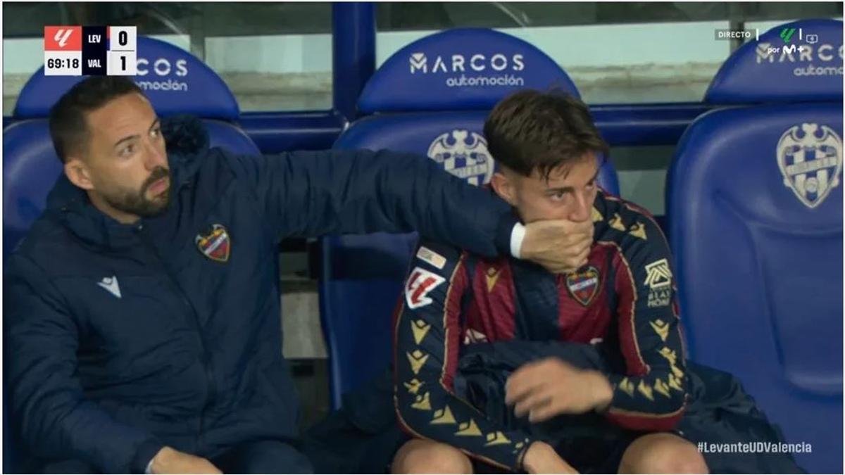 Morales pone la mano en la boca de Iker Losada en el derbi valenciano