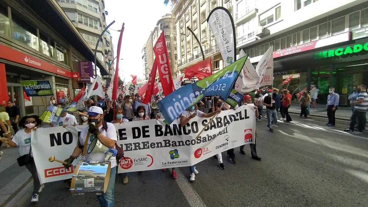 Empleados del banco Sabadell protestan este miércoles en Murcia.