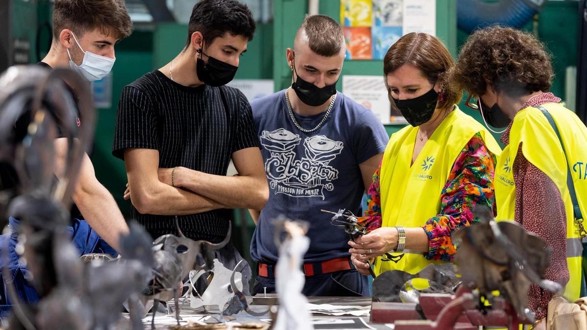 Alumnos del Centro San Valero, junto a Sara Fernández, observando una de las esculturas