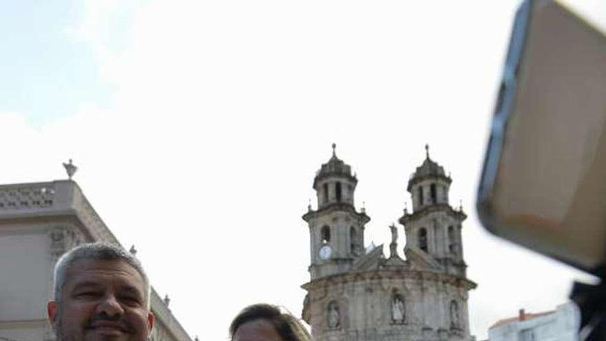 Dos turistas se hacen un selfie ante la Peregrina. // G. Santos