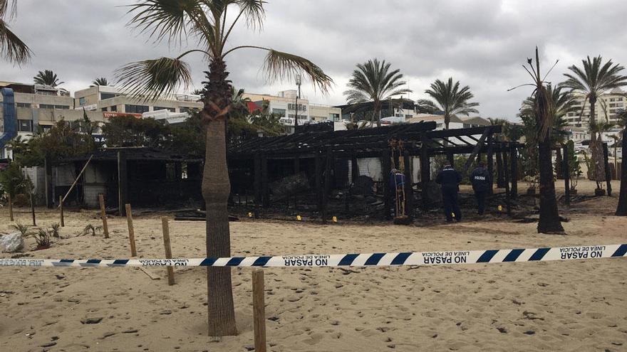 El chiringuito Playa Padre, calcinado en un fuego intencionado.