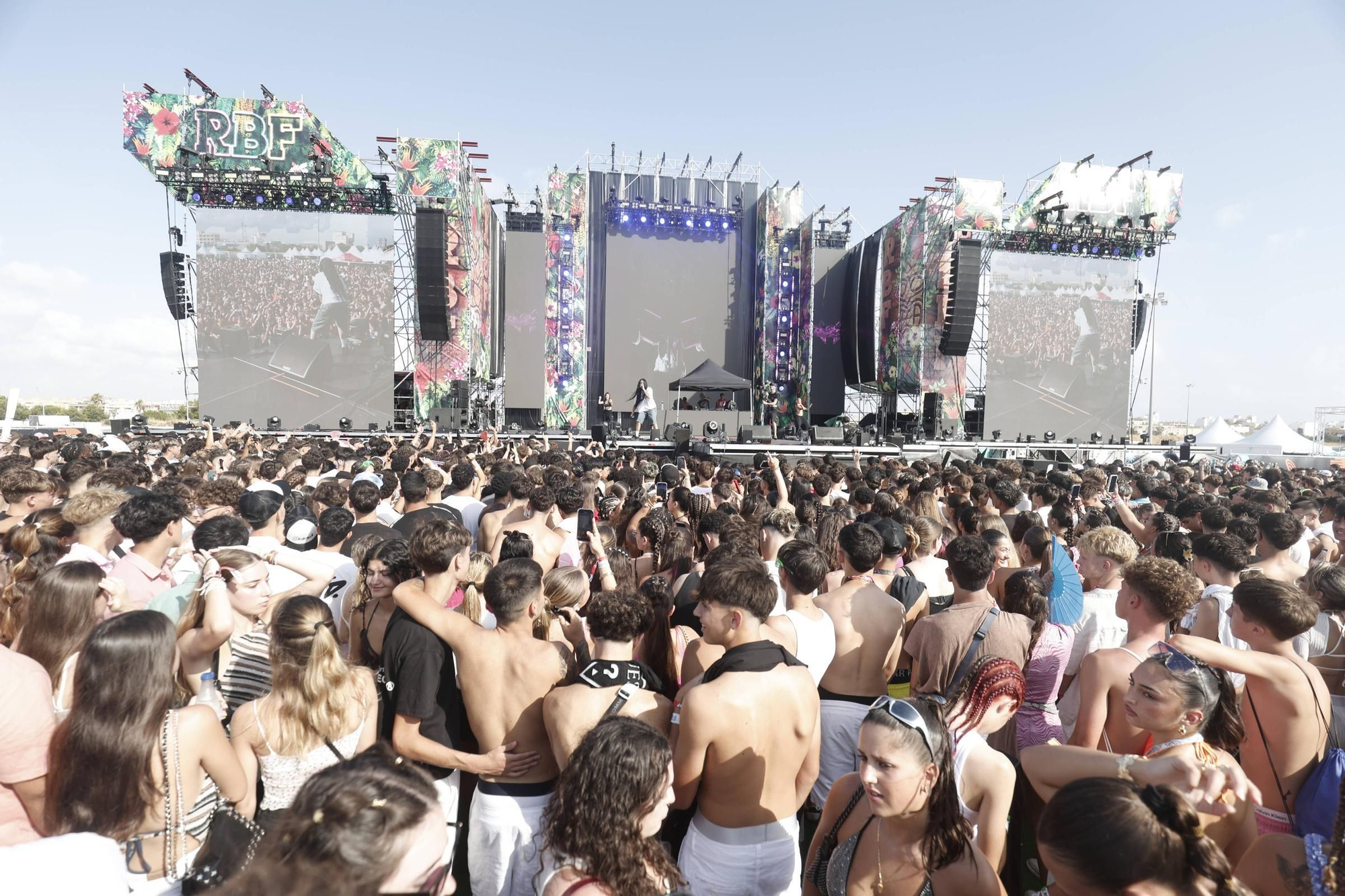 Las imágenes del primer día del Reggaeton Beach Festival 2025