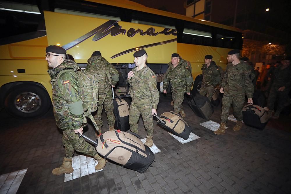 Un centenar de militares de Cerro Muriano parten a Letonia arropados por sus familias