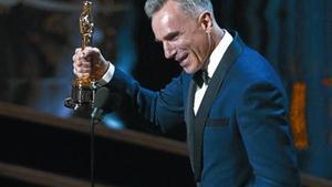 Daniel Day-Lewis, tras recoger la estatuilla a mejor actor por su papel en ’Lincoln’.