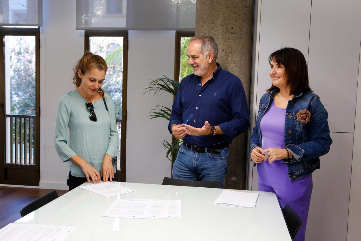 La tesorera de Sant Joan, Sira Gómez (a la izquierda de la imagen) toma posesión del cargo frente al alcalde y la concejala de Personal.