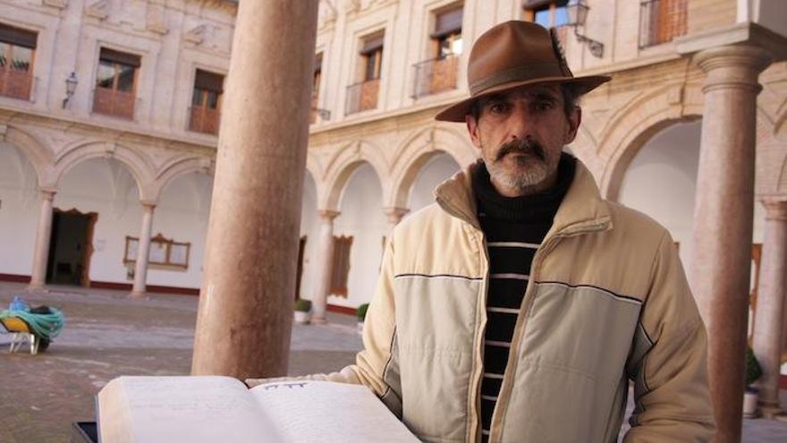 José Collado, junto al libro de apoyo a los dólmenes.