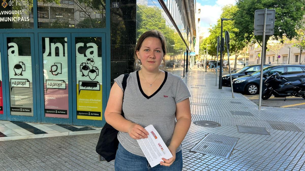 Anna Isichenko posa con el comunicado que CCOO y UGT le han dado este lunes a las puertas de la 'escoleta' Ciutat Antiga.