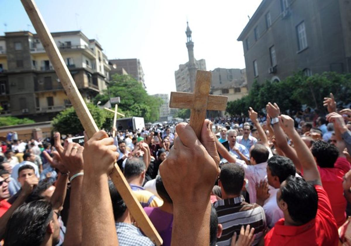 Centenars de persones protesten durant el funeral pels coptes morts diumenge en els xocs contra militars al centre del Caire.