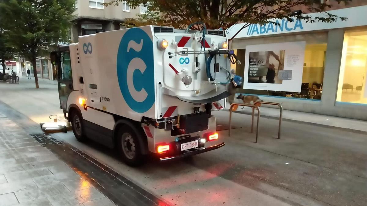 Máquina de limpieza viaria de la concesionaria del servicio municipal de A Coruña.