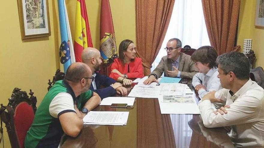 Ethel Vázquez y el alcalde, Jesús Vázquez, durante la reunión con técnicos del Concello. // Iñaki Osorio