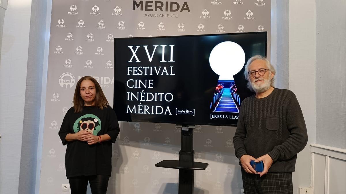 Fernández y Briz, ayer, en una rueda de prensa en el Ayuntamiento de Mérida.