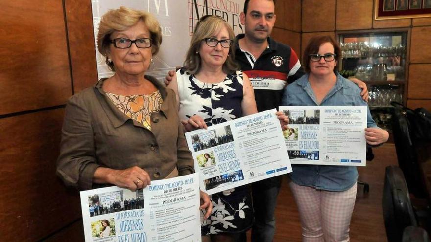 Loli Olavarrieta, segunda por la izquierda, posa con el cartel de la jornada del día de Mieres junto al resto de asistentes.