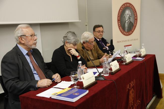 Porr la izquierda, Marcelo Palacios, Ana González, Ignacio García–Arango y Orlando Moratinos, ayer, durante la presentación del libro en el Antiguo Instituto.