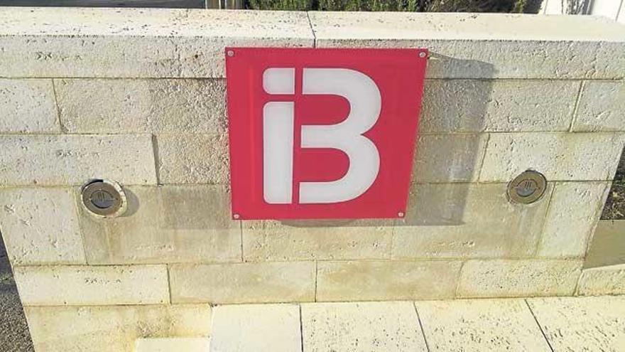 Un logo de IB3 que tapa la placa de Matas en la entrada de los platós.