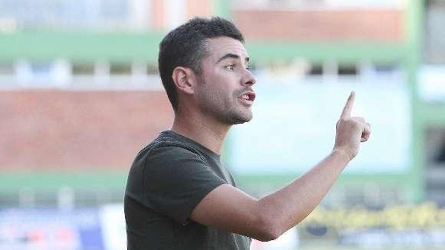 Fran Justo, durante un partido en el campo de O Couto. // FdV