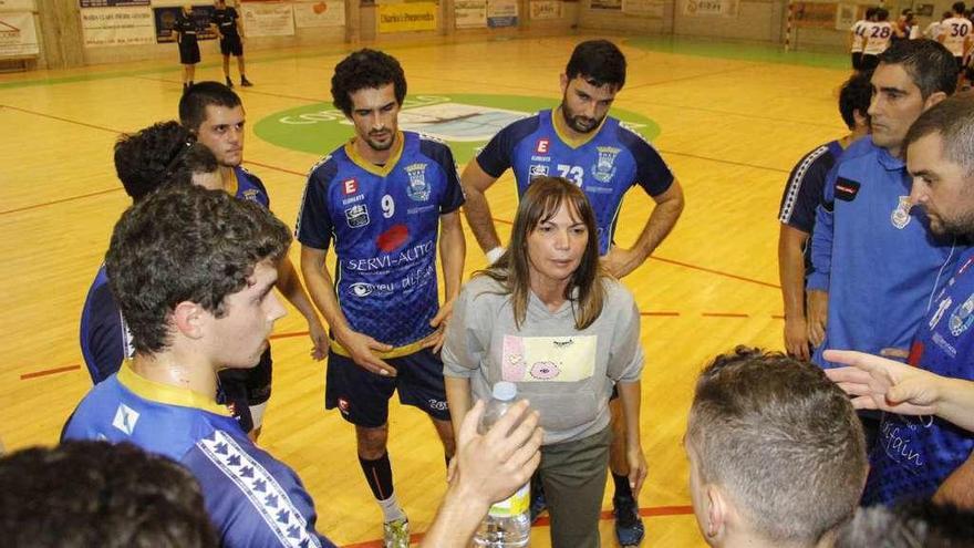 Irene Vilaboa da instrucciones a sus hombres durante un tiempo muerto esta temporada. // Santos Álvarez