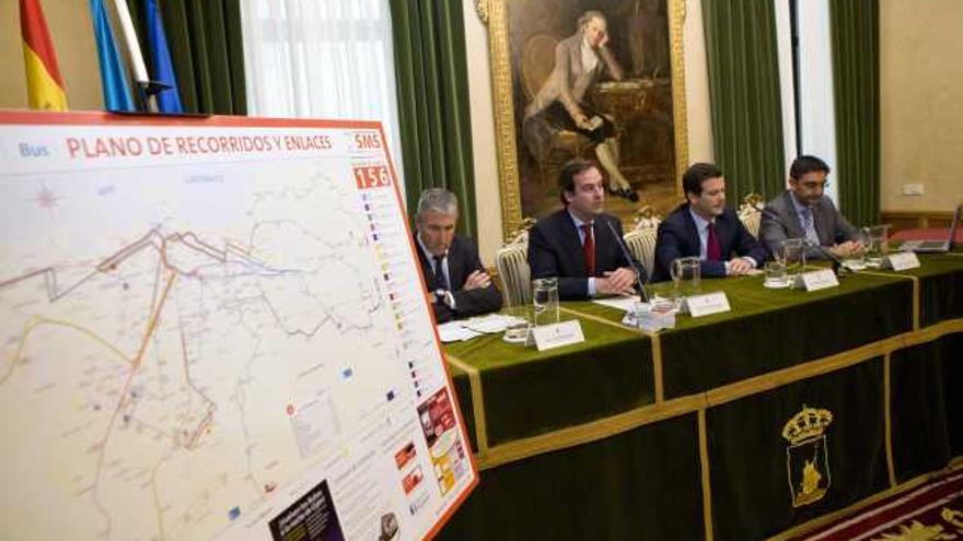 Isaac García, Alejandro Roces, Ignacio Martín-Angulo y Alberto López, durante la presentación de los planes para Emtusa, con el nuevo plano de red en primer término.