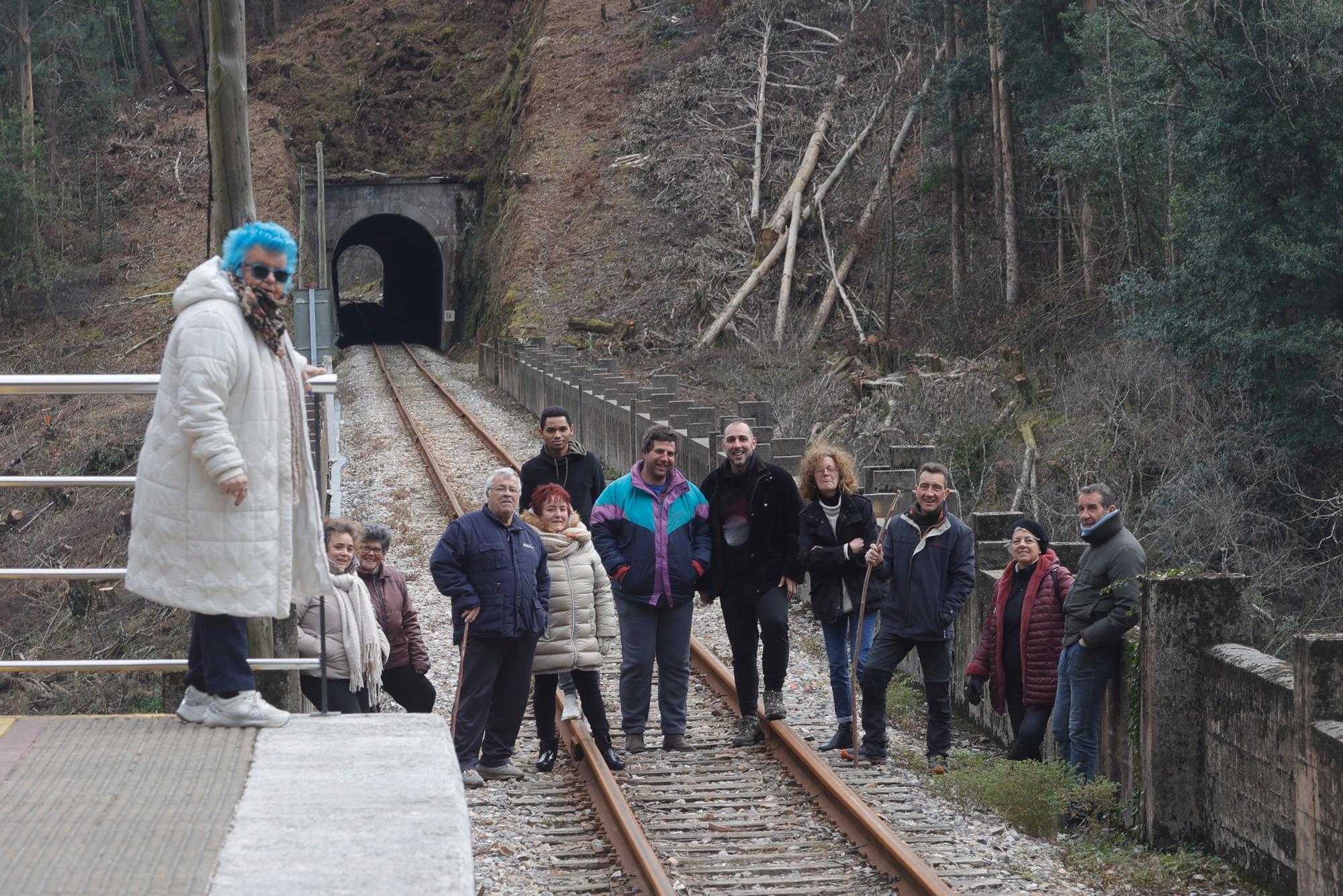 EN IMÁGENES: Un grupo de vecinos de Cudillero protagoniza una "medición irónica" para "informar" a Renfe y Adif de las dimensiones "reales" de un túnel de Feve.