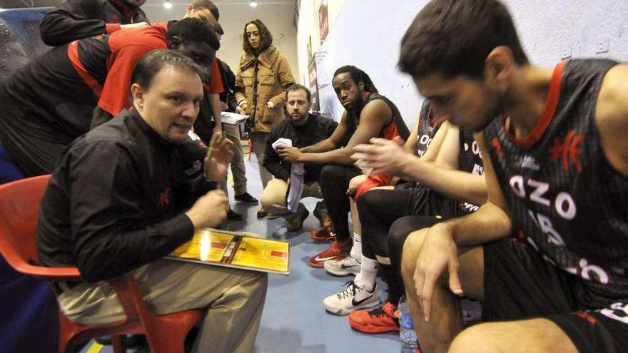 Arturo Álvarez imparte instrucciones durante su etapa en el BVM2012.