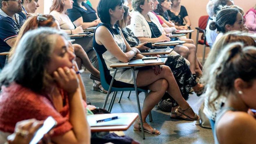 Público asistente a las jornadas sobre la mujer y la ciencia, ayer, en la Feria de Muestras.