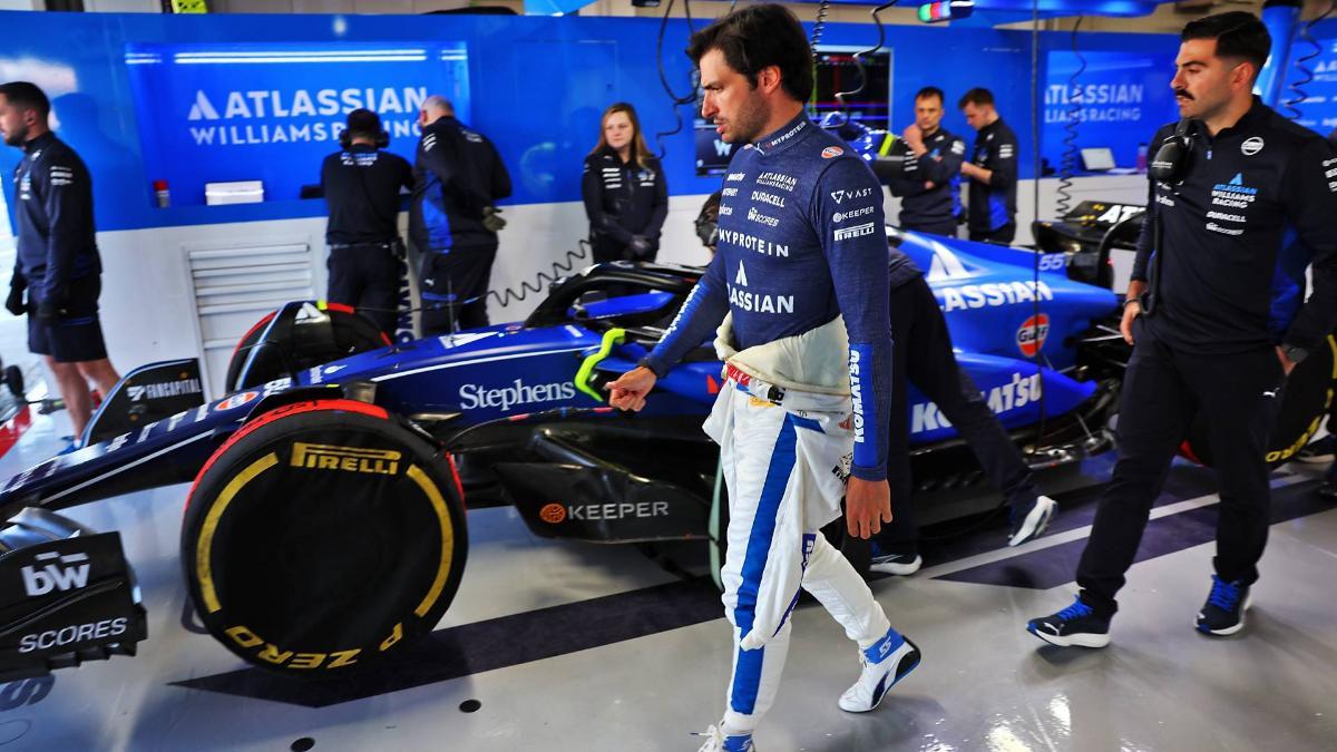 Carlos Sainz, en el box de Williams en Japón