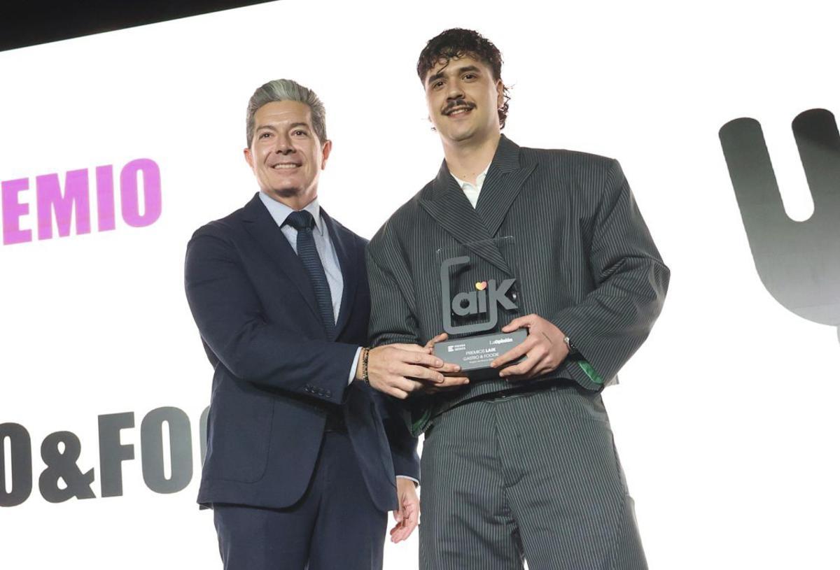 Noel Horcajada recoge el galardón de manos de Pedro García Cuestas, de Grupo Orenes.