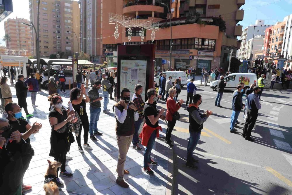 Hosteleros colapsan el centro de Lorca reclamando la apertura de sus negocios