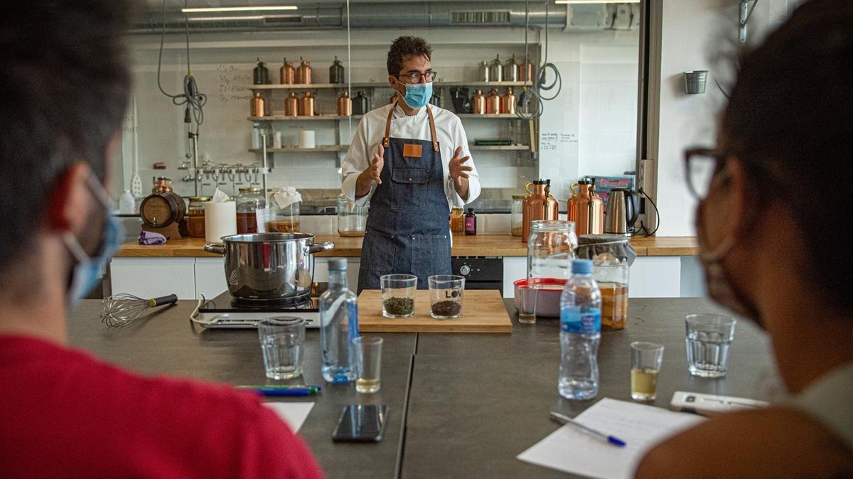 Robert Ruiz explica cómo hacer kombucha en uno de los talleres de Lov Ferments. Robert Ruiz explica cómo hacer kombucha en uno de los talleres de Lov Ferments.