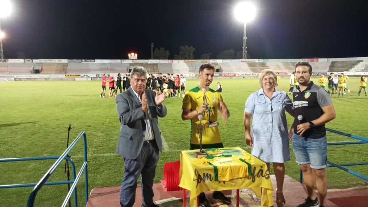 El alcalde de sa Pobla, Biel Ferragut, entrega los trofeos Joan Payeras.