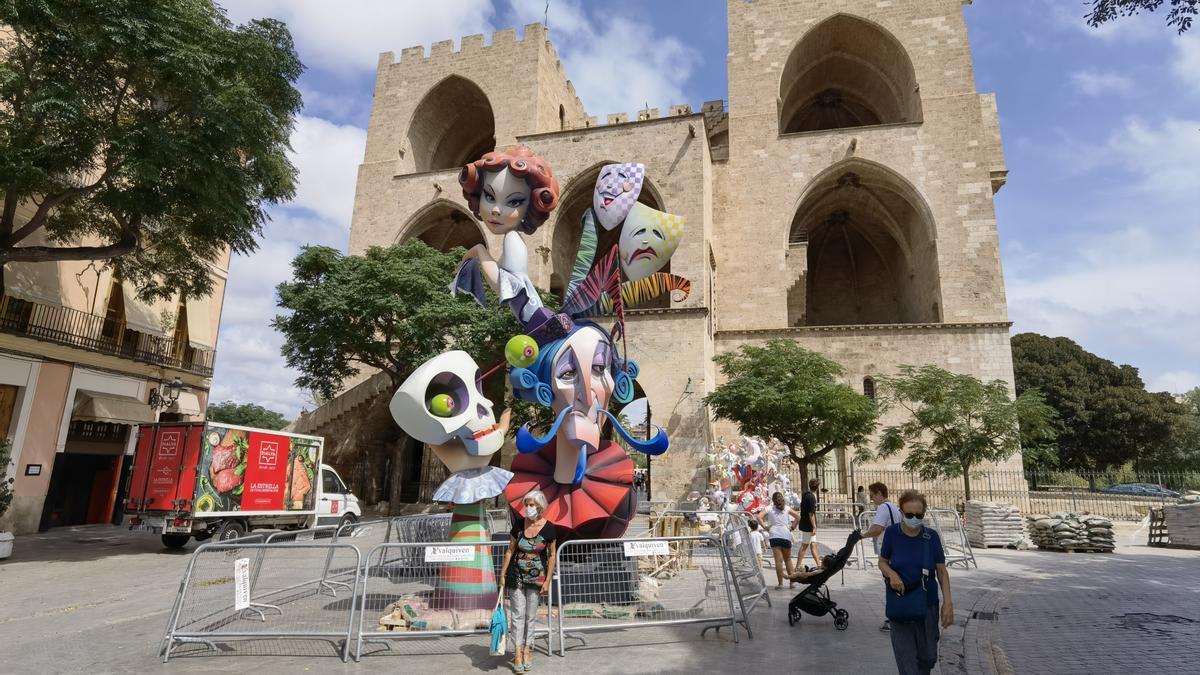 Una falla junto a las Torres de Serranos.