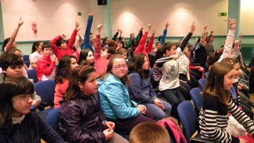 Función de teatro de «Los Rabanitos» en el colegio de Cudillero en el  Día del Libro