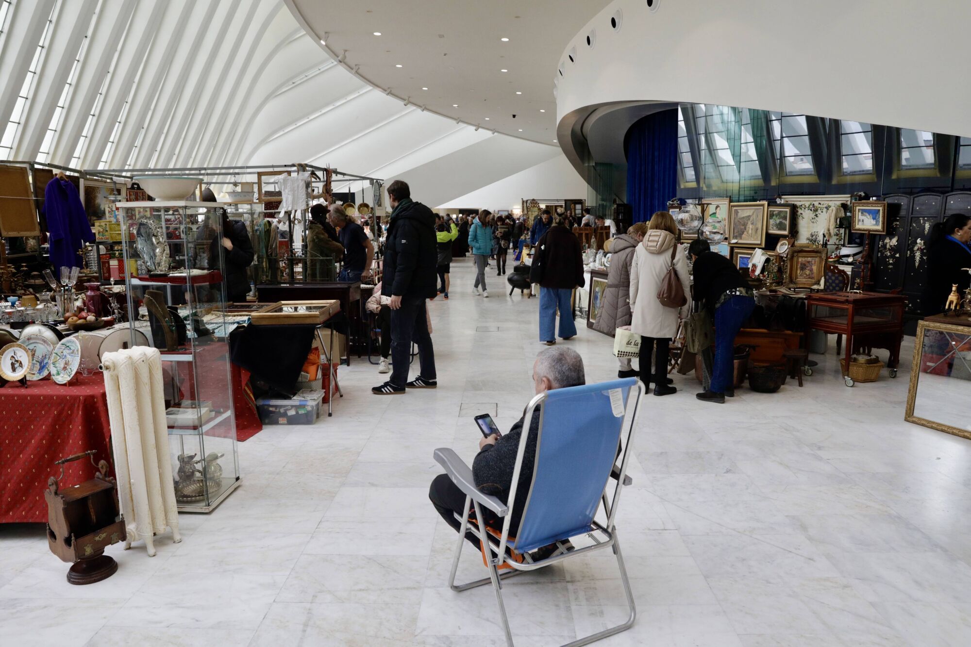 OVIEDO. FERIA DE ANTIGÜEDADES. CALATRAVA