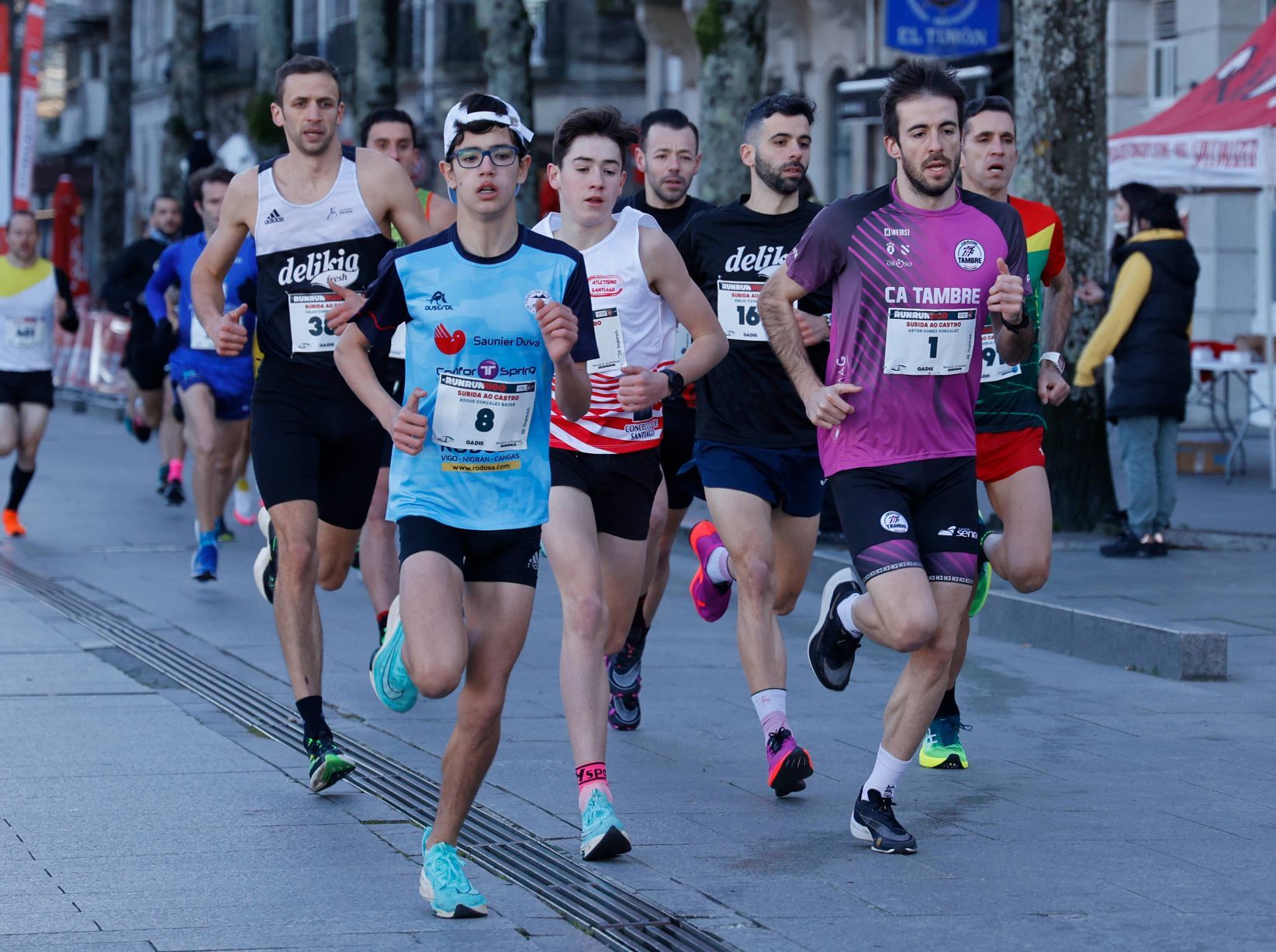 Pisadas de altura en Vigo: cientos de corredores suben O Castro