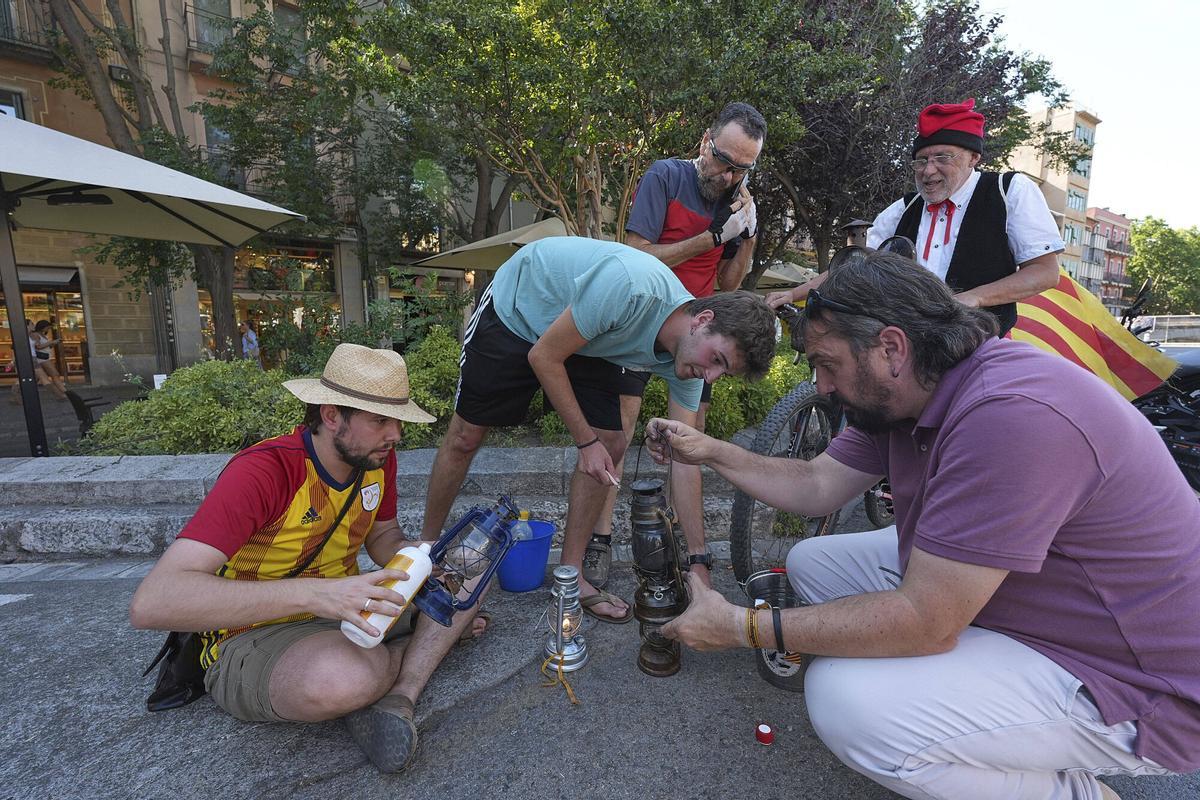 Les imatges de l'arribada de la Flama del Canigó a Girona