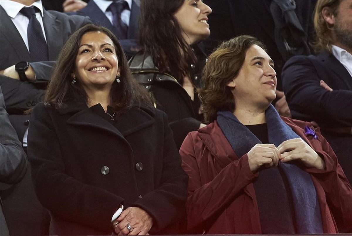 La alcaldesa de Barcelona,  ADa Colau y la alcaldesa de París, Anne Hidalgo durante el partido. 